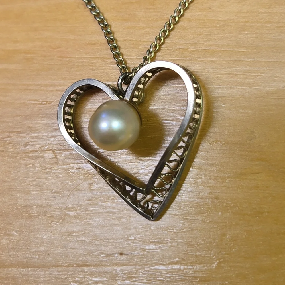 Vintage faux pearl gold tone heart necklace